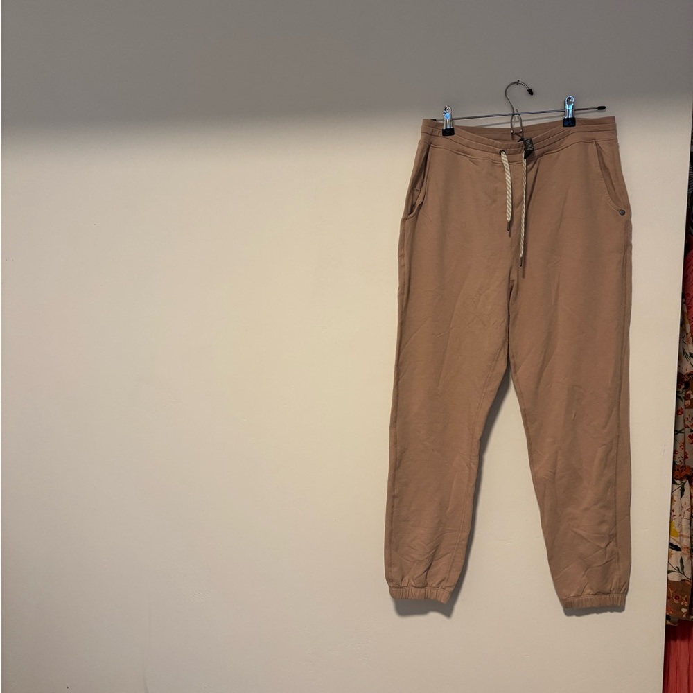 Vuori Women's Joggers in pink/clay